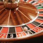 Элегантное колесо рулетки в казино с романтичной атмосферой