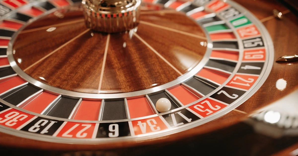 Элегантное колесо рулетки в казино с романтичной атмосферой
