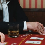 Элегантные карты блэкджека на зеленом сукне казино в романтичной атмосфере